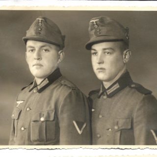 Zwei junge Weerberger Wehrmachtssoldaten
