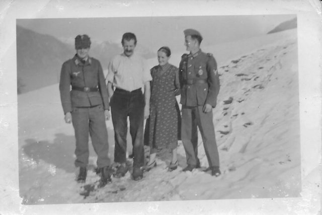 Zwei Soldaten mit den Eltern im Schnee