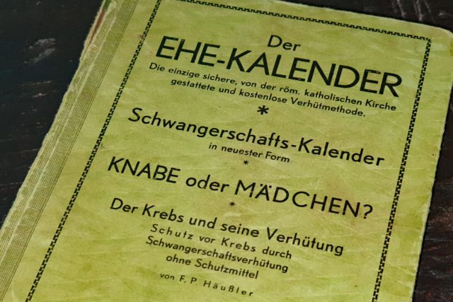 Buchdeckel eines Ehekalenders aus den 1930er Jahren