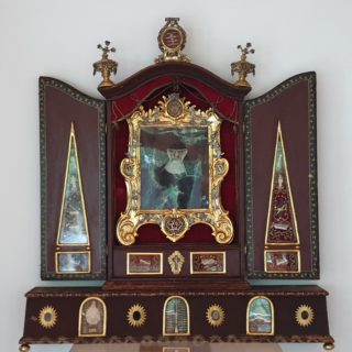 Flügelaltar mit dem Porträt der Hl. Kreszentia von Kaufbeuren in der Mitte, umgeben von mehreren eingesetzten Reliquiaren