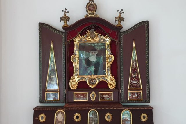 Flügelaltar mit dem Porträt der Hl. Kreszentia von Kaufbeuren in der Mitte, umgeben von mehreren eingesetzten Reliquiaren