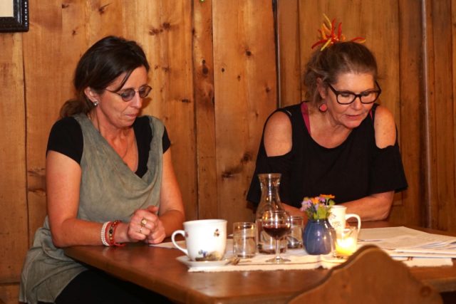 Andrea Aschauer und Astrid Mader bei einer Lesung in der Stube des Rablhauses