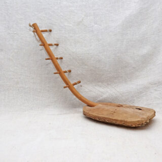 Instrument aus Holz, Tierhaut u. Schnur