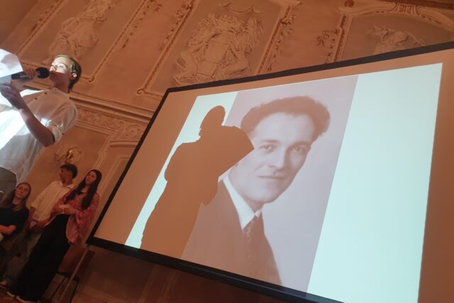 Jugendliche bei einer Präsentation