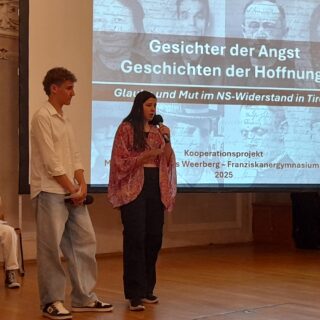 Jugendliche bei einer Präsentation