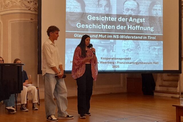 Jugendliche bei einer Präsentation