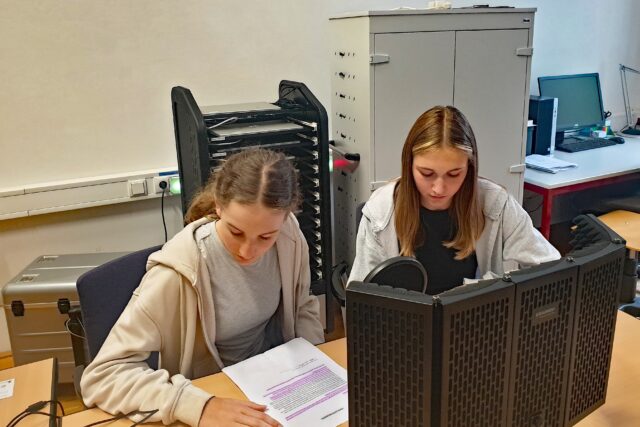 2 junge Frauen vor einem Mikrofon