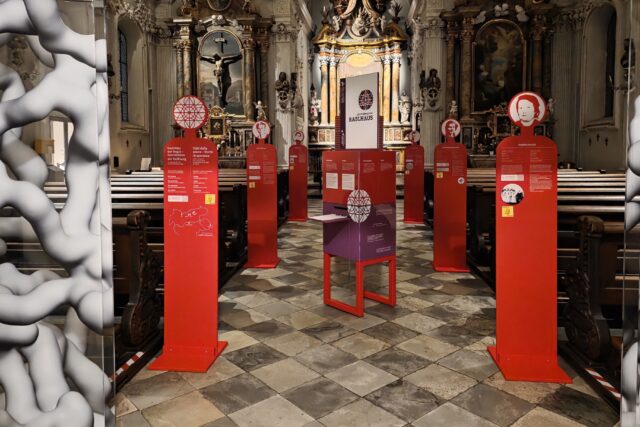 Ausstellungselemente des Mobilen Museums im Mittelgang eines Kirchenraumes