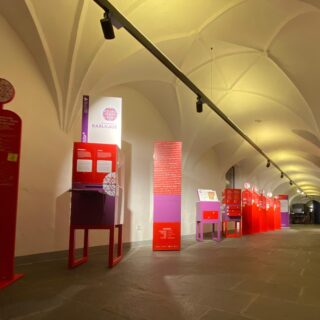 Ausstellungselemente in einem Gewölbegang