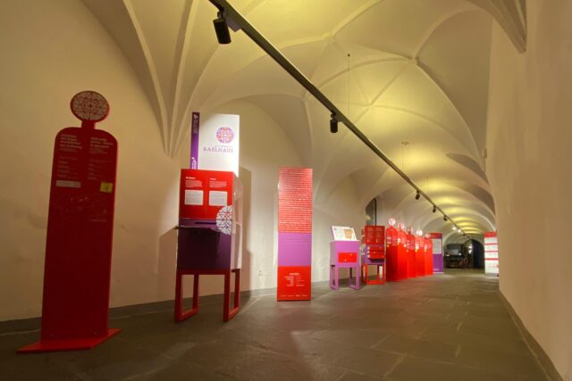 Ausstellungselemente in einem Gewölbegang