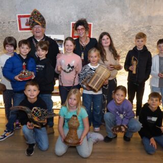 Kinder mit Objekten aus Borneo in den Händen