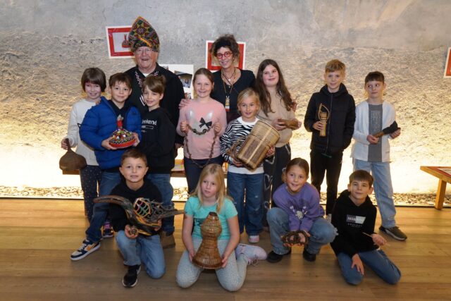 Kinder mit Objekten aus Borneo in den Händen