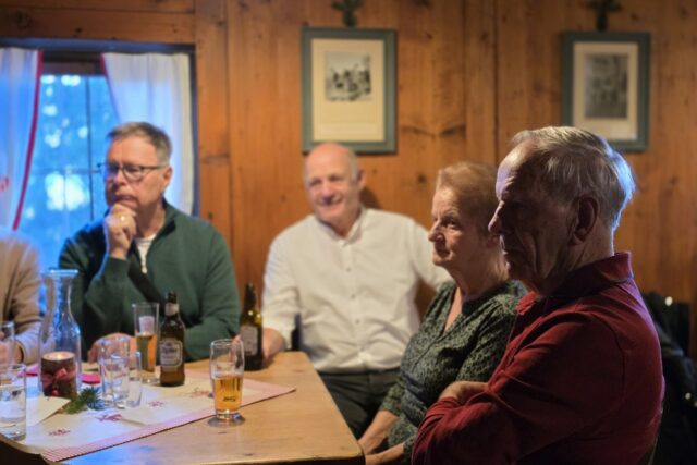 4 ZuhörerInnen an einem Tisch