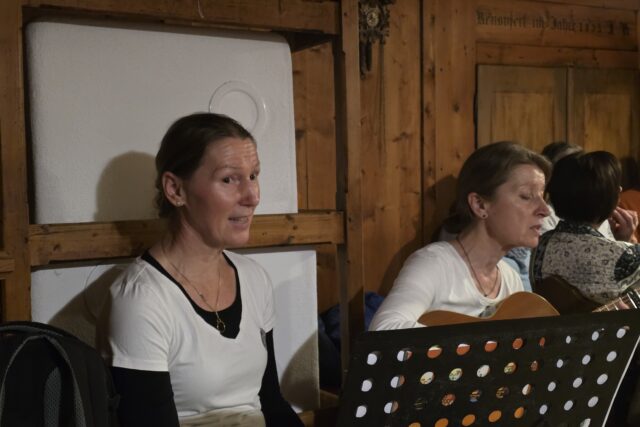 2 Frauen beim Singen in weißen T-Shirts