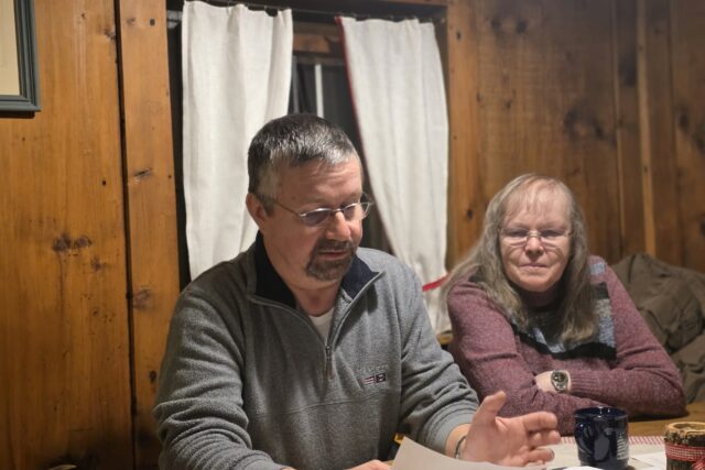 Ein Mann beim Vorlesen, eine Frau hört zu