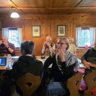 Männer u. Frauen mit Maultrommeln in der Stube des Museums